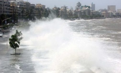 High tide hits Mumbai, high waves rise from the ocean