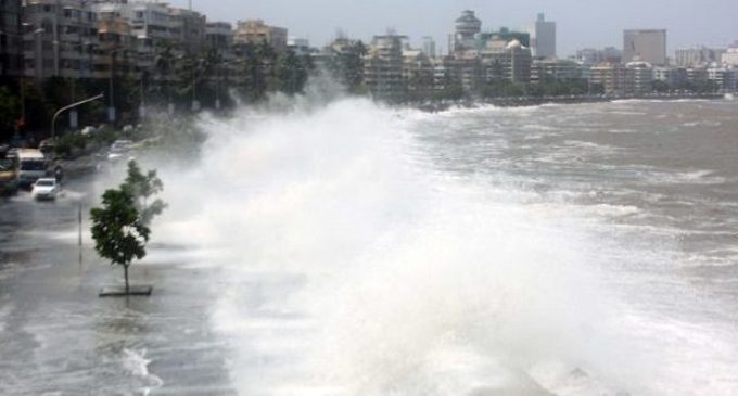 High tide hits Mumbai, high waves rise from the ocean