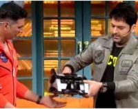 Kapil Sharma gifts Akshay Kumar a cash counting machine