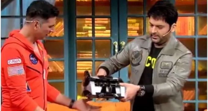 Kapil Sharma gifts Akshay Kumar a cash counting machine