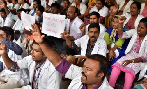 Doctors stage protests against ‘mixopathy’