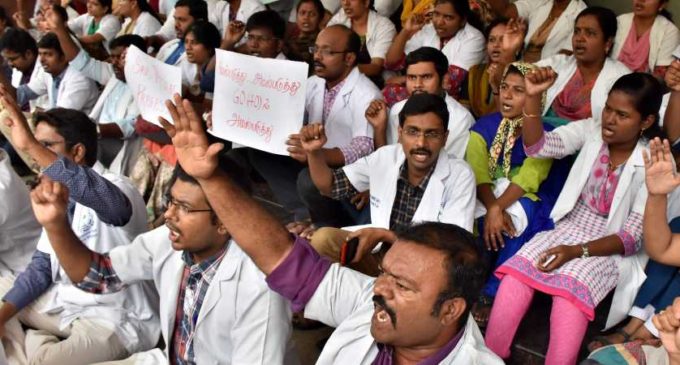 Doctors stage protests against ‘mixopathy’
