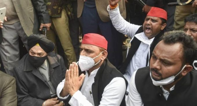 Akhilesh Yadav stopped from joining farmer protest, riot police outside house